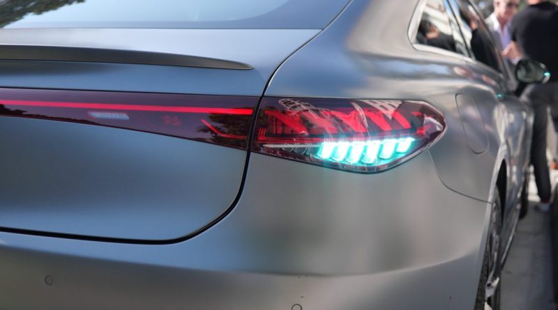 NHTSA به دنبال مرسدس/چین، چراغ‌های فیروزه‌ای را برای روبوتاکسی‌ها پیشنهاد می‌دهد